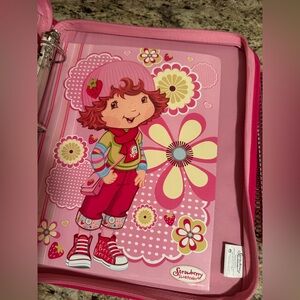 Strawberry Shortcake Pink 3 ring binder 14tx12wx 2 1/2D. From 2005 never used